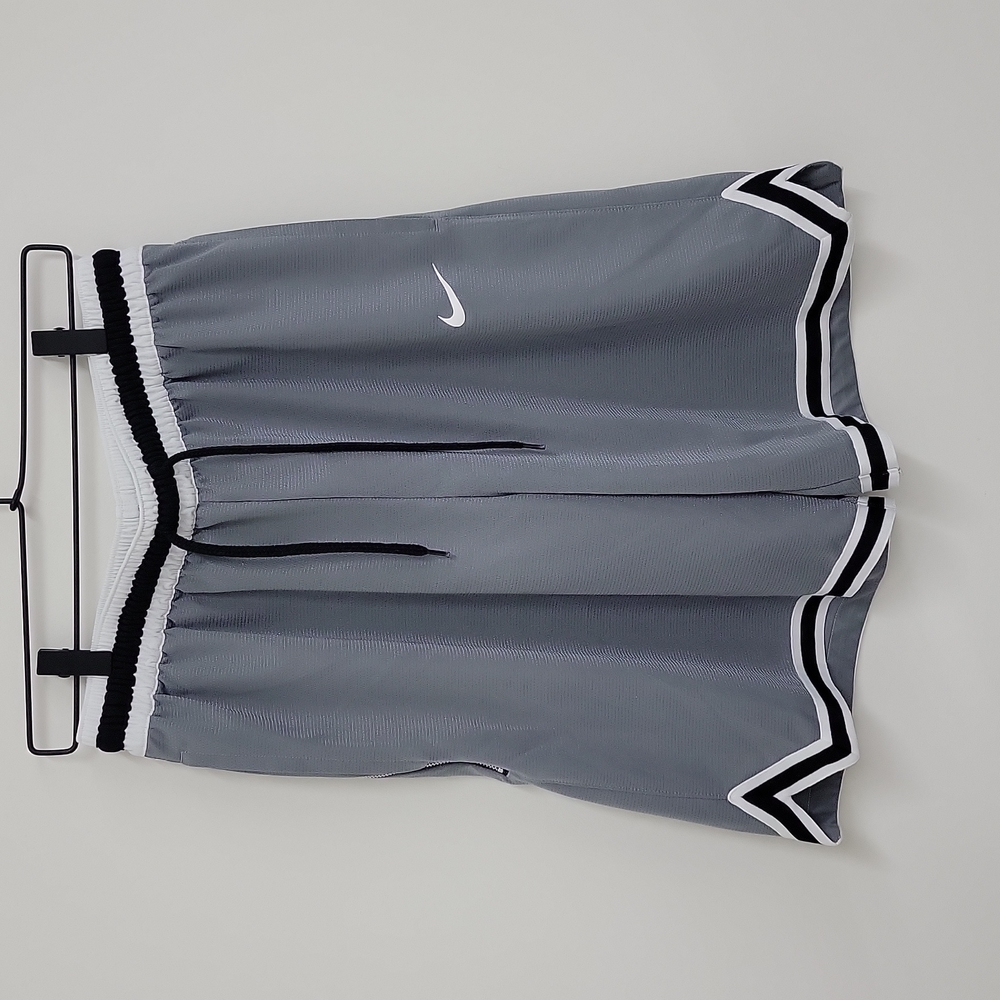Mens Grey Nike Dri-fit DNA shorts- size large
